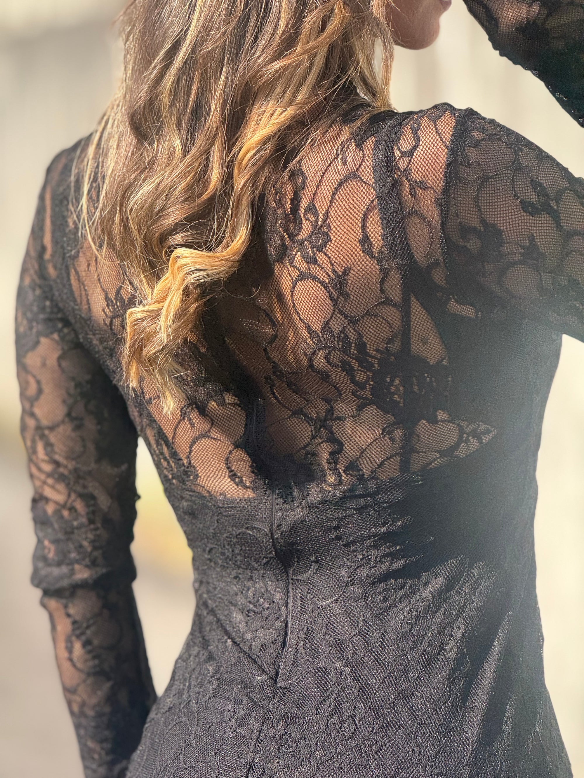 VESTIDO EM RENDA ANIYE